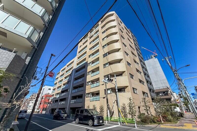 都営大江戸線「両国」駅より徒歩10分、JR総武線・東京メトロ半蔵門線「錦糸町」駅より徒歩13分の場所に位置するマンション。2009年竣工ということもあり、まだまだ若々しいお顔立ちです。