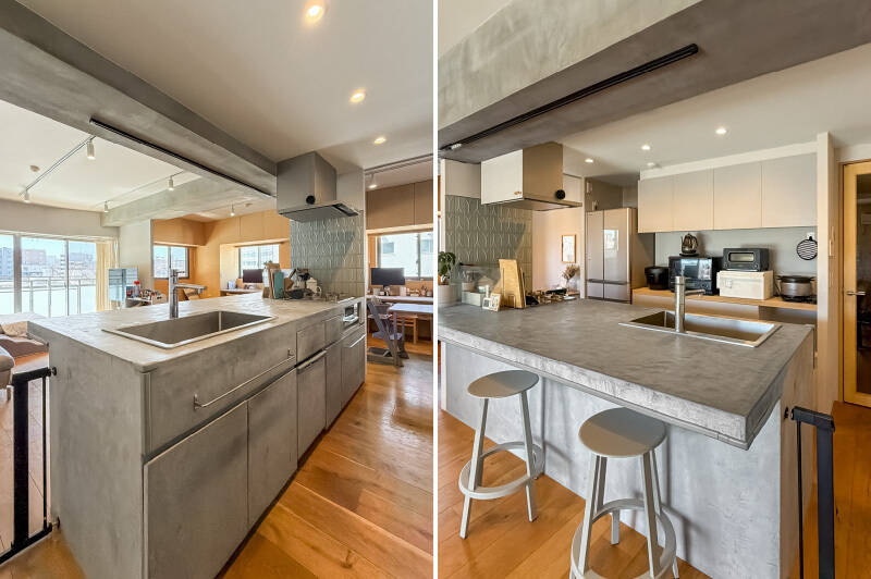 <b>左・</b>モールテックスで仕上げられた、食洗機付きのワイドキッチン。コンロ側の壁面のタイル貼りがアクセントになっていて可愛らしいですね。／<b>右・</b>幅だけでなく奥行きもあるので、ハイスツールを置けばカウンターとして使用することもできます。