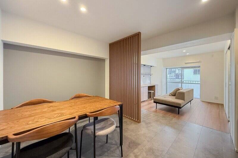 約15.2帖のLDK。東向きの窓から、やわらかな光が入ります。4階所在の<b>角住戸</b>です。