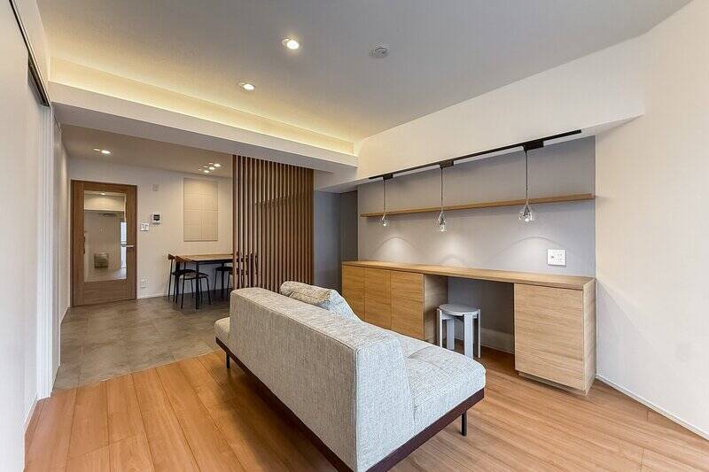 ウッドテイストの温かみある内装。リビングダイニング（LD）は、床材の切り替えやルーバーでゆるやかにゾーニングされています。