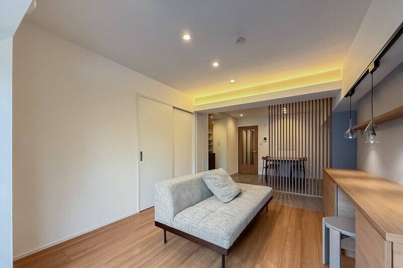 左手の引き戸の先に洋室A、ルーバーの手前に洋室Bがあります。順に見ていきましょう。