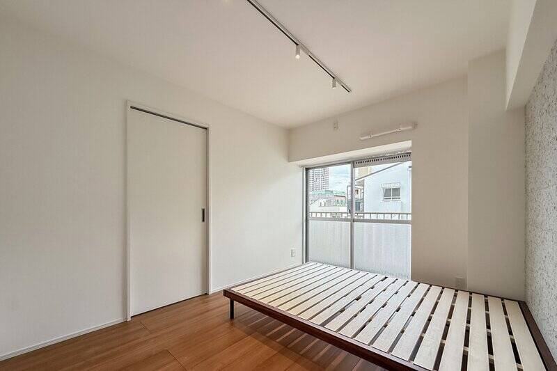 窓は東向きで、気持ちのいい朝日とともに一日を始められそう。洋室Aからもバルコニーへアクセス可能です。