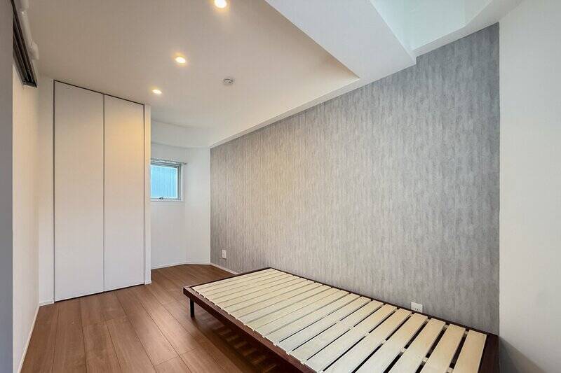 LDKから突き出たように配置されている洋室Bは、西と東の二面採光。