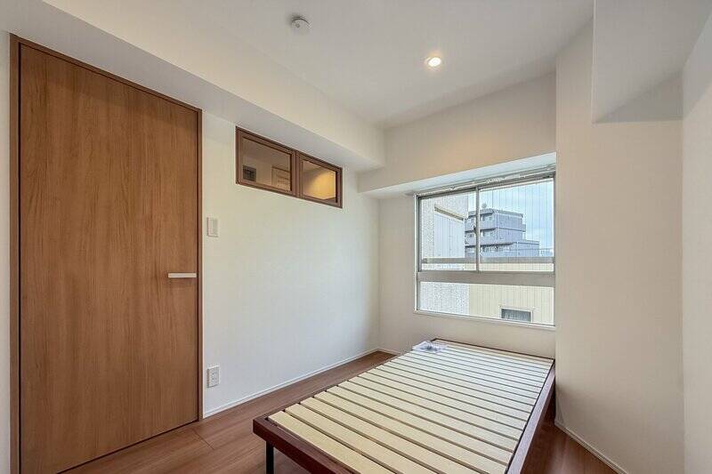 廊下からアクセスする洋室C。写真には写っていませんが、折れ戸2枚分の収納が備わっています。