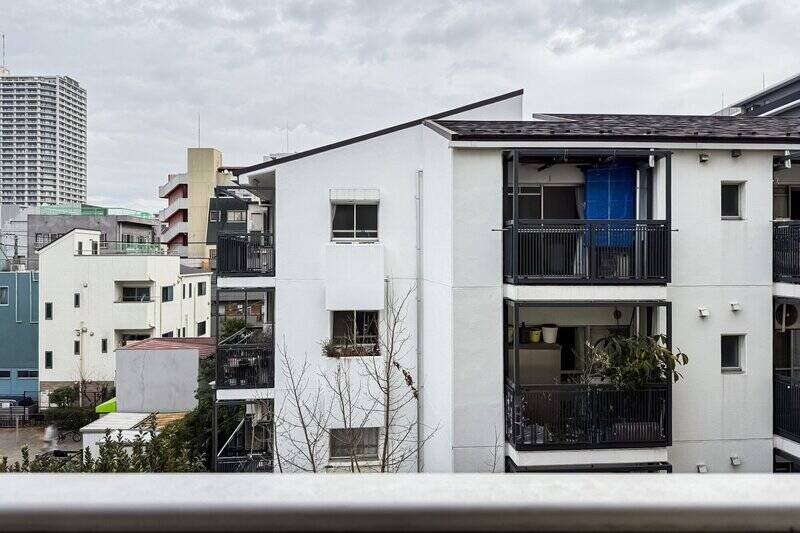 正面には建物が見えますが、やや距離が取れているので圧迫感はない印象。