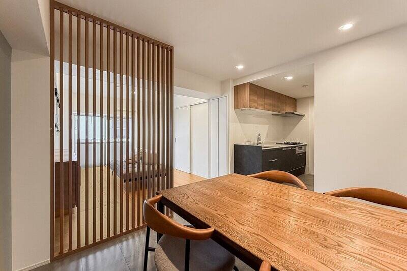 くつろぐ空間（リビング）・食べる空間（ダイニング）・作る空間（キッチン）がゆるやかに分かれ、自然と気分も切り替わりそう。