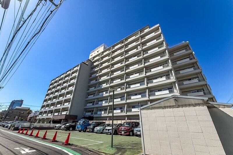 1971年竣工、11階建て。環七通り沿いには大きめのマンションもありますが、一本中に入ると低層の住宅が広がるエリア。そんな街並みの中で、ひときわ目を引く存在です。