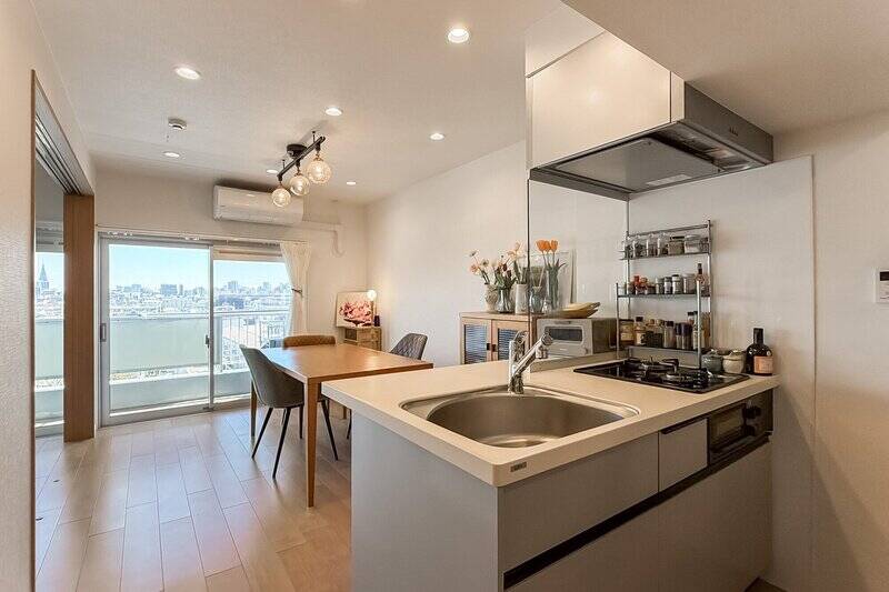 LDKは約9.4帖の東向き。ダウンライトも多く備わっており、空間を明るく照らしてくれます。