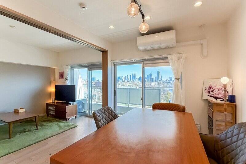 部屋の中からでも、新宿のビル群がきれいに見えます……！ 窓サッシは2017年に交換済みで新しく、気持ちよく使えそうです。