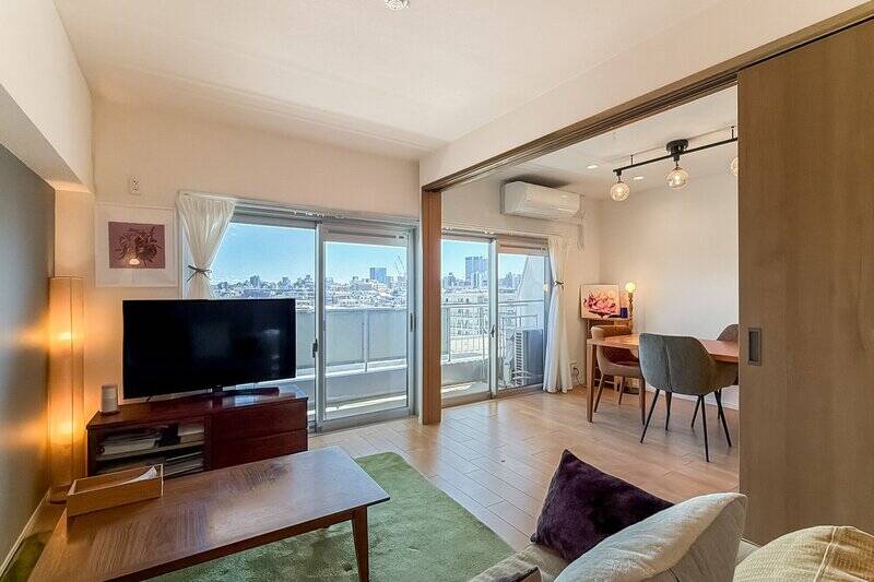 LDKに隣接した洋室は約6.2帖、東向きのお部屋です。朝は気持ちいい光が差し込みそう。