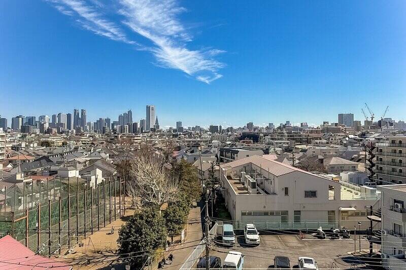 目の前には、「杉並区立方南図書館」の赤茶色の屋根。さらに奥には「新宿」のスカイラインが広がり、東京らしさをふと実感する眺めです。