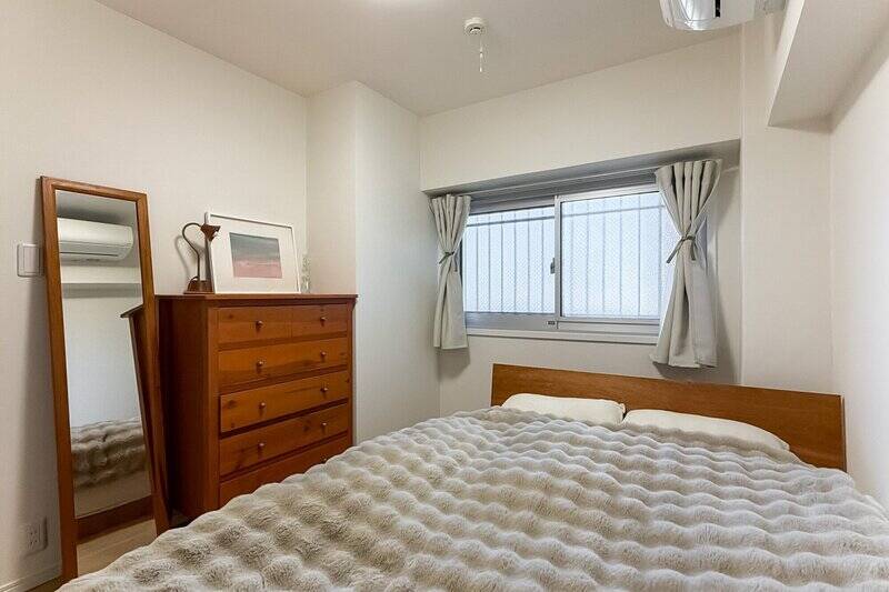 約4.9帖の洋室。コンパクトながらダブルベッドも置ける広さで、寝室として使うのがおすすめです。