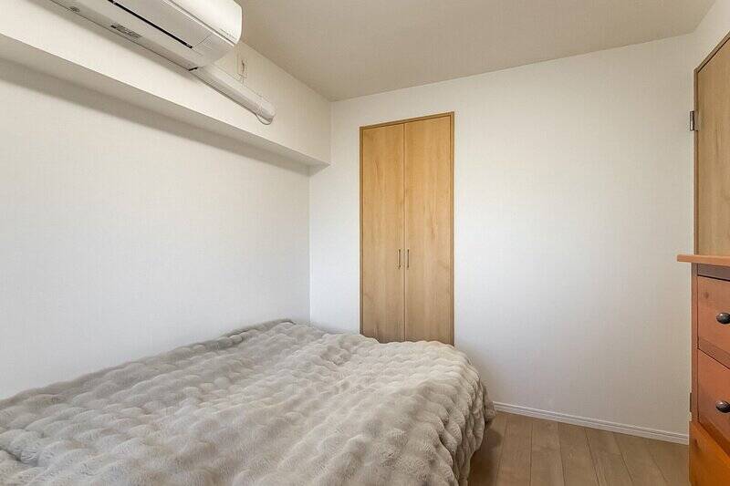 こちらの開き戸、一見すると普通の収納のようですが、開けるとウォークインクローゼット（WIC）が……！ 中に入ると横に広がるつくりになっています。