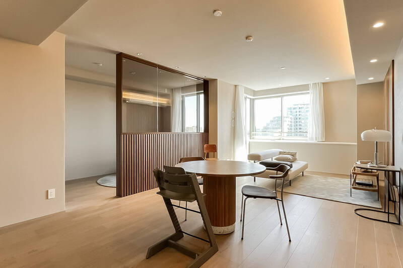 南向きで明るい空間。室内窓とルーバーの腰壁が目を惹きます。リビングダイニング（LD）には床暖房が備わっているため、寒い冬でも快適にお過ごしいただけますよ。