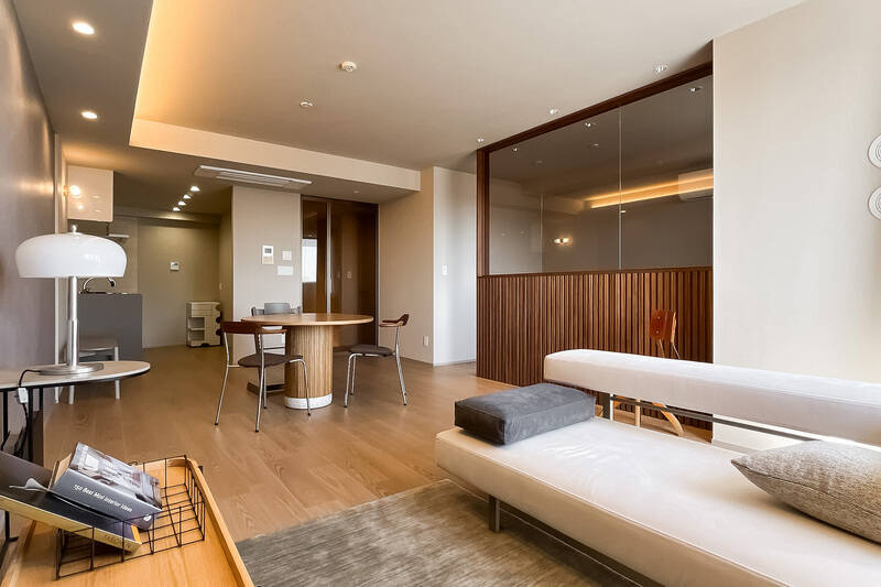 エアコンは天井埋め込み型。各所にダウンライトが配されています。