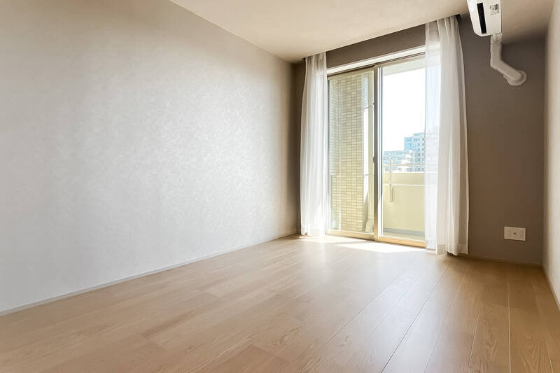 LDKと同じく南向きに窓が。バルコニーに出てみましょう。