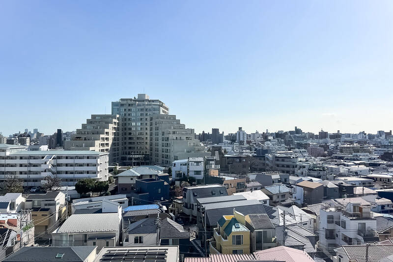高台に建っていることもあり、広い空と三宿方面の街並みを見渡せます。