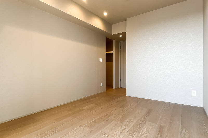 再び洋室に戻り、出入り口の横を見ると……