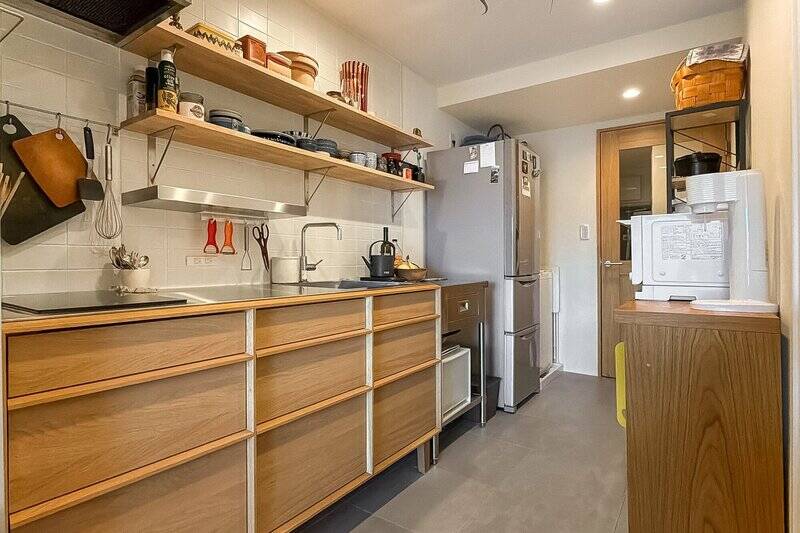 日本の木製家具メーカー「Karimoku New Standard（カリモクニュースタンダード）」が手がけたシステムキッチン。本当に、一見チェストのような美しさ！ この画角だと隠れてしまっていますが、冷蔵庫置き場の横に洗濯機置き場がありますよ。