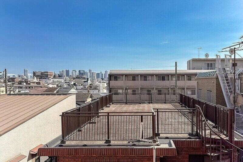 視界の半分が空という贅沢な抜け感。左手には「新宿」方面のビル群が見えますね。