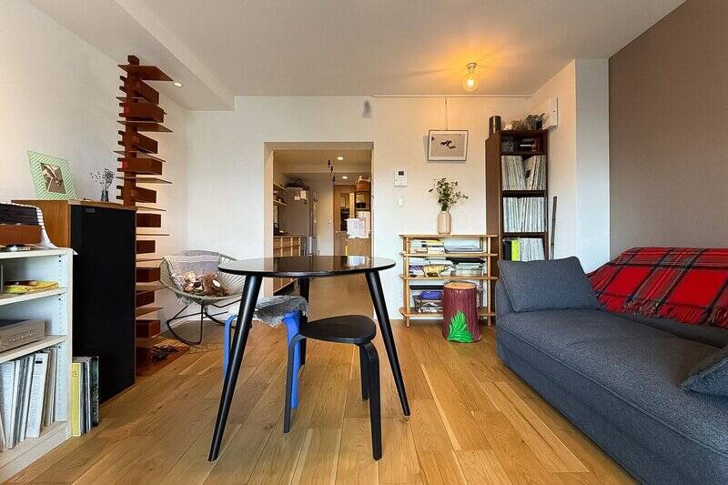 右手の壁一面にはブラウンのクロスが貼られ、正面の壁上部にはピクチャーレールが設置されています。