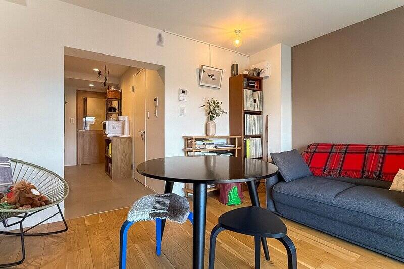 床は門型開口を境としてフローリング敷きになっています。次に、中央左側に写っている白い扉を開けてみましょう。