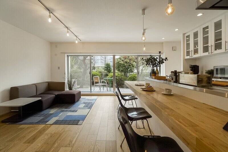 LDKは約15.9帖。南向きの窓の外に専用庭が広がっているおかげで、帖数よりさらに広く感じます！