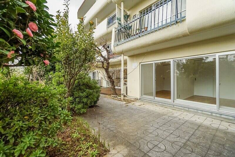 専用庭はLDKだけでなく、住戸の南側全体に広がっています。こちらは洋室Ａ・洋室Ｂ側から見たカット。四季を感じられながらも、土のエリアは少なめなのでお手入れしやすいのがうれしいですね。