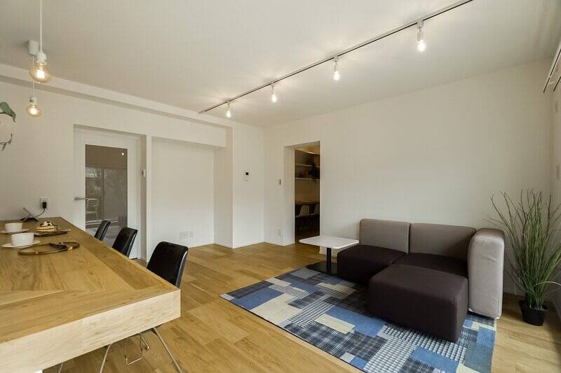 このあとは左手のキッチンをチェックして、それから右手奥のワークスペースへ進んでいきます。なんといっても、こちらの物件は約143㎡の4LDK＋α……まだまだツアーは続きますよ！