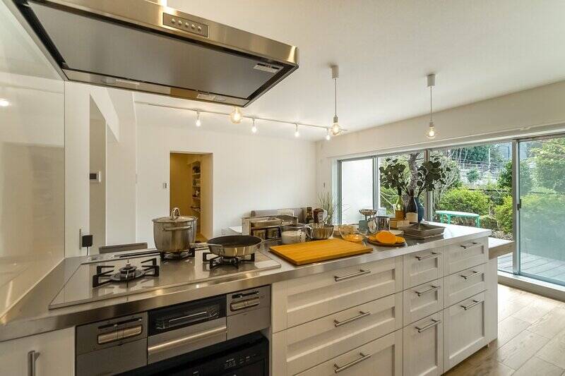 キッチンには食洗機や浄水器、コンベックを完備。お庭を眺めながら手を動かせる、ゴキゲンな環境が整っています◎