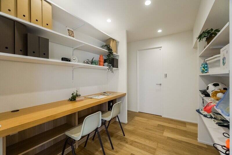 さて、LDKの奥へ進むと、約3.2帖のワークスペースに出ます。ワイドなデスクカウンターと収納棚が備わった、セミオープンな空間です。ワークスペースとしてのほか、ディスプレイのようにお子さまの学習コーナーとして活用するのもよさそうです。ほどよく監督の目が届きますので……。