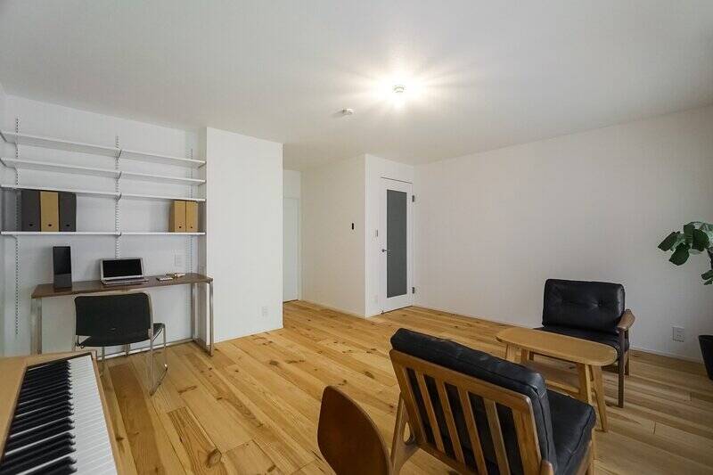 反対側からもパシャリ。ふたつの窓にはインナーサッシが取り付けてあり、おかげで気密性が高く、穏やかな空気が感じられる空間となっています。