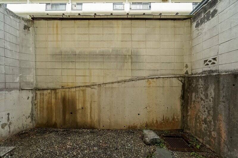 北側の窓の向こうに広がるドライエリアは、こんな感じ。目の前のラインが地面の高さに相当します。光や風を通す十分な広さが確保されているので、室内で地下っぽさは感じませんでしたよ。