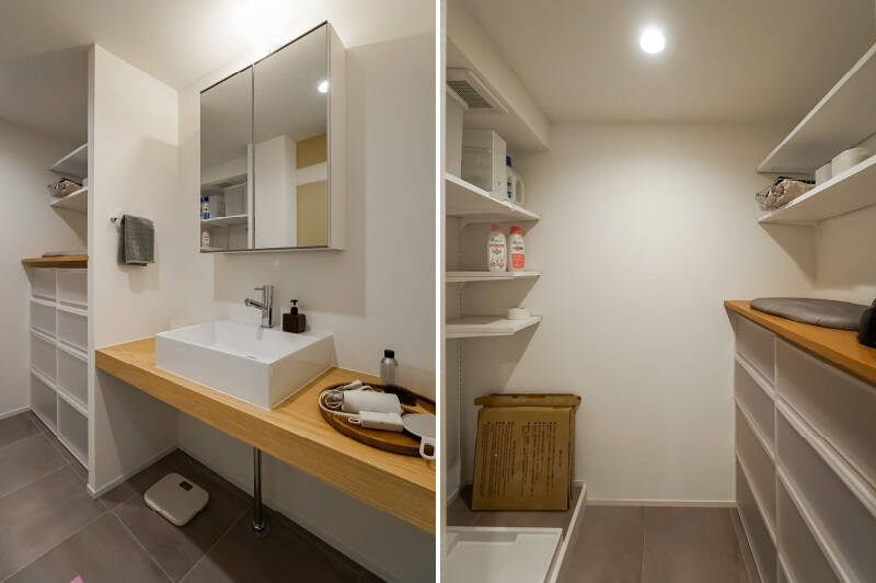 <b>左・</b>スクエアの置きボウルが可愛い、シンプルな洗面化粧台。対面に収納棚も用意されています。／<b>右・</b>その奥には、洗濯機置き場・収納・アイロンスペースなどを兼ねたランドリーエリアが。これは便利そうですね！