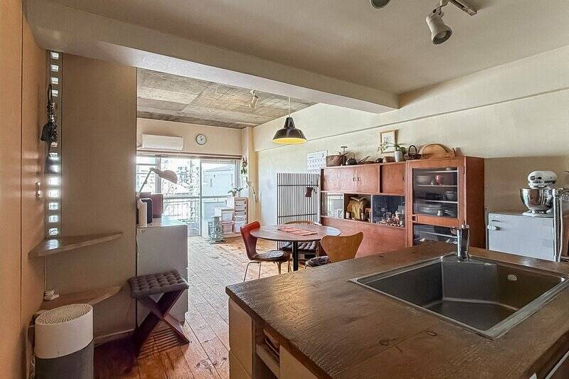 キッチンからの眺め。左端には三角形の棚が！ 季節のお花を飾ったりするスペースによさそう♡ 縦に並んでいる四角のすき間からは、光が差し込んで空間のアクセントになっています。