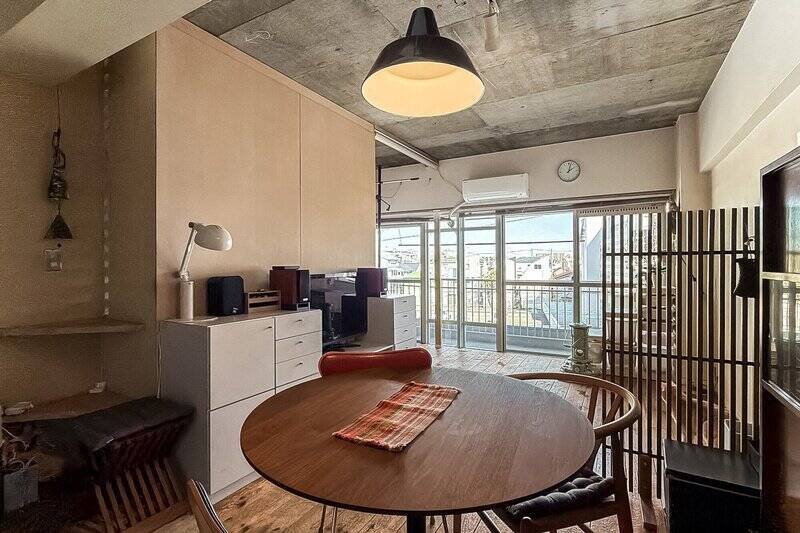 南東向きのLDK。窓が一面にあるので、穏やかな日差しがたっぷり差し込みます。