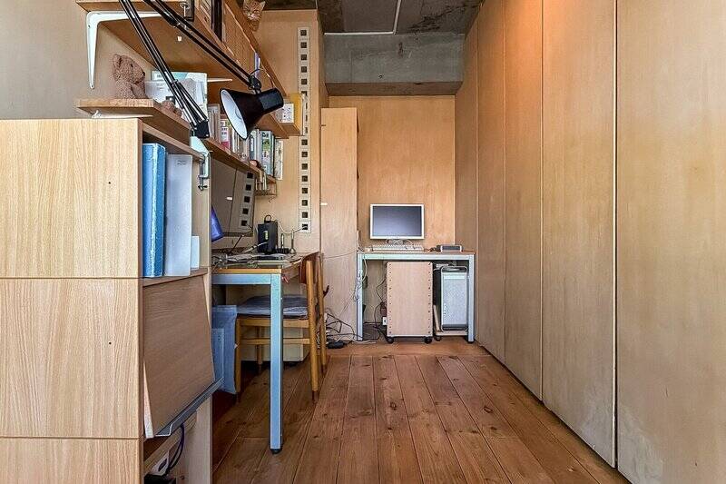 ロールスクリーンの奥のスペース。売主さまは、ワークスペースとして利用されています。壁一面の収納はシナベニアで造られています。