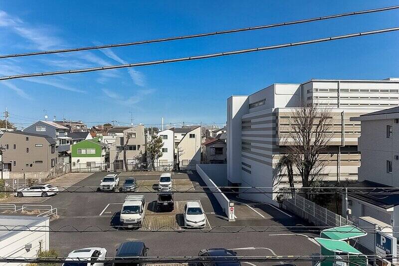 前面は、「至誠会第二病院」の駐車場で視界が開けています。