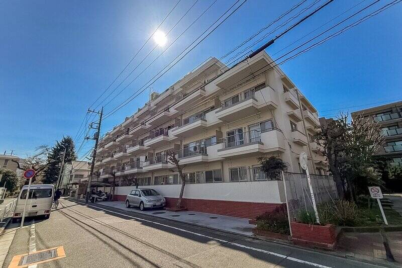 1978年竣工、総戸数59戸のマンション。2025年1月に大規模修繕工事が終わったばかりで清潔な印象です。