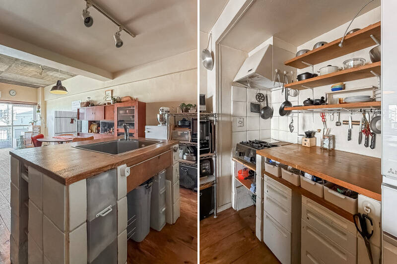 <b>左・</b>シンクの下にはゴミ箱を置けて機能性◎ ／<b>右・</b>背面にはオープン収納が備わっています。お気に入りのアイテムは見えるところに並べ、生活感が出やすいものは、既製品の収納箱に仕舞うとスッキリとしそう。