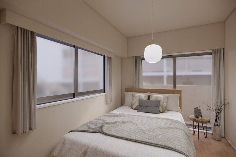 南東と北東向きの二面採光で明るく過ごせそう。ダブルベッドを置いても、ほんのりと余白が残る広さです。