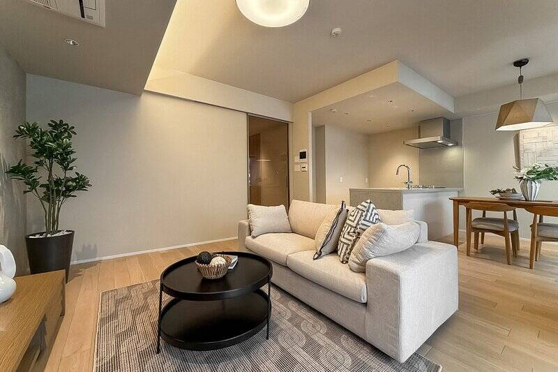 窓を背にしたカット。エアコンは天井カセット式（既存利用）でスッキリした印象。