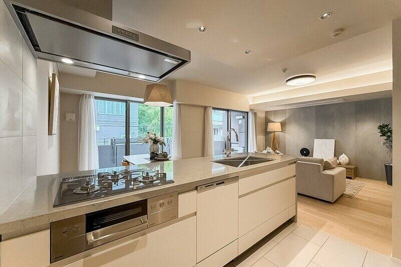 天板は石目調素材で、空間をほどよく引き締めるエッジの効いたデザインです。キッチンは、3口ガスコンロ・食洗機を完備。