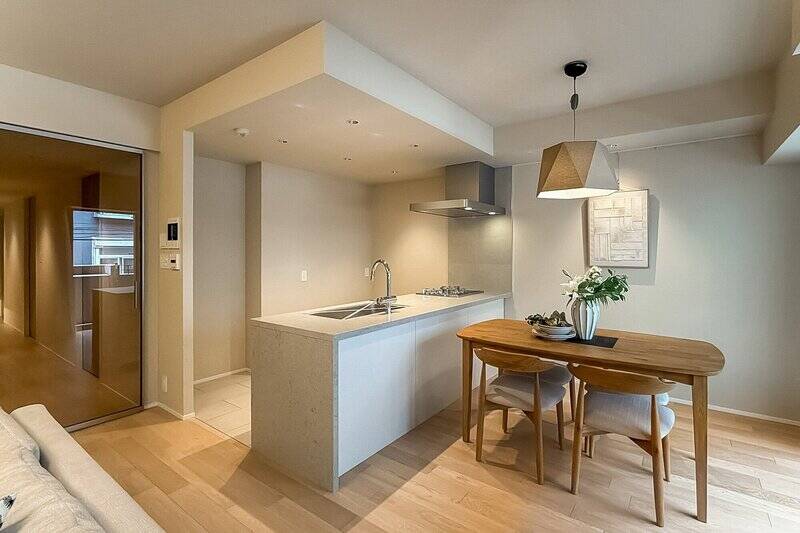 家族の様子を見守りながら料理ができる、対面型のオープンキッチン。背面には、冷蔵庫と並べて棚を置ける余白があります。