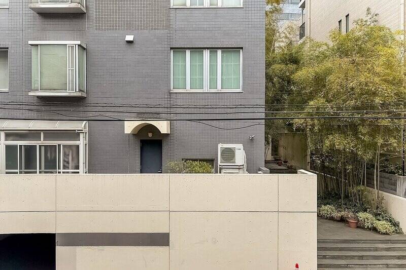 3階に所在する住戸のため、目線はやや低め。正面に住宅が見えますが、視線は気にならない印象です。