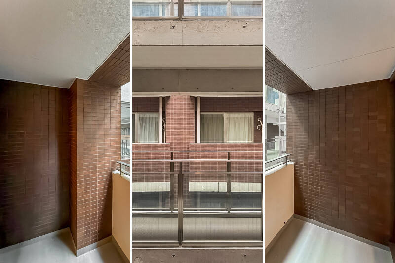 共用廊下に面したバルコニー。人がふたり立てるくらいのコンパクトなサイズ感です。