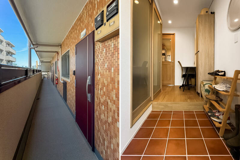 <b>左・</b>玄関ドアも2024年にマンション全体で交換されたばかり。／<b>右・</b>テラコッタ調のタイル床と、フローリングや建具の木目が好相性。温もりたっぷりの空間です。