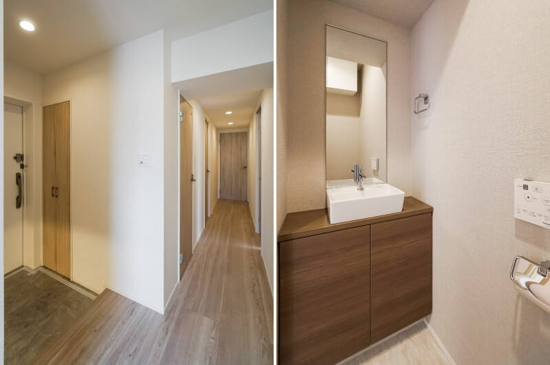 <b>左・</b>玄関を中心に、廊下が南北に延びています。写真には写っていませんが、廊下に収納や開閉可能な窓があるのもうれしいところです。/<b>右・</b>玄関横にあるトイレ……の、手洗い器側です。反対側には当然ながらピカピカの便器があります。