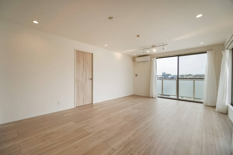 まずは約17.1帖のLDKから見ていきましょう。南西・北西の二面から優しい光の入る、ゆったりとした空間です。白を基調としたシンプルな内装は、どんなテイストの家具にもよく合いそう。