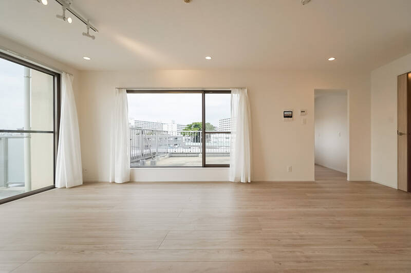 角度を変えて。むむっ、正面の窓の向こうに見えているのは……明らかにまとまった広さのある、ルーフバルコニーじゃないですか!